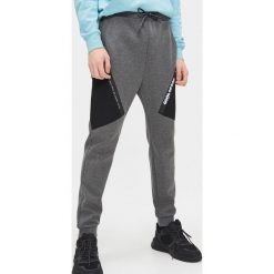 Joggery z kieszeniami - Jasny szary. Szare spodnie męskie Cropp, s. Za 119,99 zł.