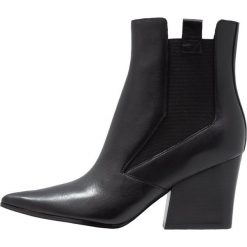 KENDALL + KYLIE FINIGAN Botki black matte. Czarne botki damskie skórzane marki KENDALL + KYLIE, klasyczne. Za 899,00 zł.