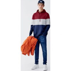 Bluza z czesanej dzianiny dresowej z panelami. Czerwone bluzy męskie Pull&Bear, m, bez wzorów, z dzianiny, bez kołnierzyka, bez rękawów, bez kaptura. Za 89,90 zł.