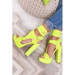 Sandały damskie NURA LIME. Zielone sandały damskie IVET, w paski, eleganckie, bez obcasa, z paskami. W wyprzedaży za 89,00 zł.