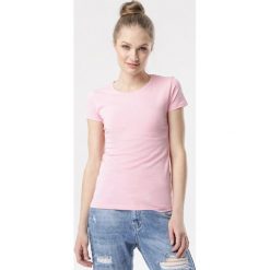 Ciemnoróżowy T-shirt Echolaira. Różowe bluzki damskie Born2be, s, bez wzorów, bez kołnierzyka. W wyprzedaży za 34,99 zł.