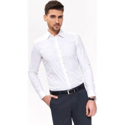 Koszula we wzór slim fit. Białe koszule męskie Top Secret, na lato, m, bez wzorów, z tkaniny, eleganckie, bez kołnierzyka, bez rękawów. W wyprzedaży za 49,99 zł.