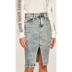 Guess Jeans - Spódnica jeansowa. Niebieskie spódniczki damskie Guess Jeans, na co dzień, z aplikacjami, z elastanu, casualowe, z podwyższonym stanem, midi, ołówkowe. W wyprzedaży za 258,93 zł.