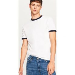 T-shirt z kontrastową lamówką - Biały. Białe t-shirty męskie Reserved, l, z kontrastowym kołnierzykiem. Za 29,99 zł.