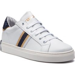 Sneakersy TOGOSHI - TG-06-02-000033 622. Białe półbuty damskie Togoshi, na co dzień, bez wzorów, ze skóry, bez obcasa, na płaskiej podeszwie, bez zapięcia. W wyprzedaży za 339,00 zł.
