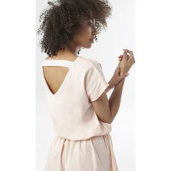 Jasnoróżowa Sukienka Laraisura. Różowe sukienki damskie Born2be, xl, bez wzorów, z dzianiny, bez kołnierzyka, bez rękawów. W wyprzedaży za 59,99 zł.