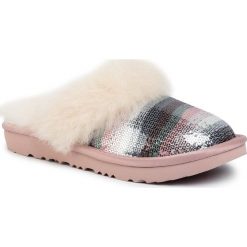 Kapcie UGG - Cozy II Rainbow 1103585K Crnb. Różowe sandały dziewczęce Ugg, z wełny, bez zapięcia. W wyprzedaży za 219,00 zł.
