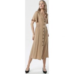 Beżowa Sukienka Eludora. Brązowe sukienki damskie Born2be, m, bez wzorów, eleganckie, z falbankami, z krótkim rękawem, krótkie, midi, rozkloszowane. Za 79,99 zł.
