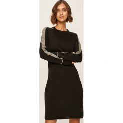 Calvin Klein - Sukienka. Czarne sukienki damskie Calvin Klein, na co dzień, s, bez wzorów, z jedwabiu, casualowe, z okrągłym kołnierzem, z długim rękawem, długie, mini, proste. Za 599,90 zł.