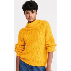 Sweter z szerokim golfem - Żółty. Żółte swetry damskie Reserved, s. W wyprzedaży za 49,99 zł.
