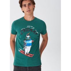 T-shirt ze świątecznym motywem - Khaki. Brązowe t-shirty męskie House, s, wizytowe. W wyprzedaży za 9,99 zł.