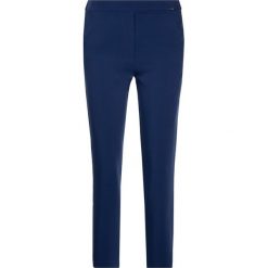Chinosy Guess W92B21 W8UO0. Niebieskie spodnie damskie Guess, s, z aplikacjami, z elastanu. W wyprzedaży za 209,00 zł.