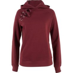 Bluza z kapturem i sznurowaniem bonprix czerwony kasztanowy. Czerwone bluzy damskie marki bonprix, bez wzorów, bez rękawów, z kapturem. Za 34,99 zł.
