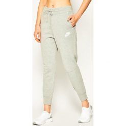 Spodnie dresowe NIKE Sportswear Essential 931828. Szare spodnie damskie Nike, m, z bawełny. Za 369,00 zł.