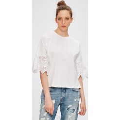 Review - Top. Białe topy damskie marki Review, s, z bawełny, z okrągłym kołnierzem. W wyprzedaży za 69,90 zł.