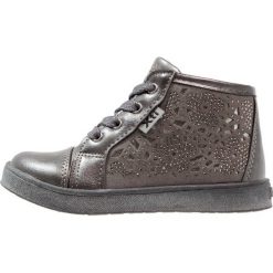 XTI Tenisówki i Trampki wysokie silver/grey. Szare trampki chłopięce marki Xti, z materiału. W wyprzedaży za 132,30 zł.