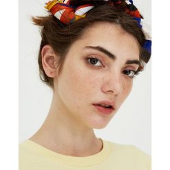 Koszulka z krótkim wywiniętym rękawem. Szare t-shirty damskie Pull&Bear. Za 29,90 zł.