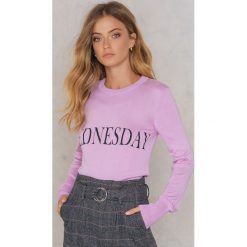 NA-KD Sweter z dzianiny Weekday - Purple. Fioletowe swetry oversize damskie marki NA-KD, z nadrukiem, z wiskozy. W wyprzedaży za 60,88 zł.