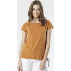 Camelowy T-shirt Caliphei. Brązowe bluzki damskie Born2be, xl, bez wzorów, z okrągłym kołnierzem. Za 54,99 zł.