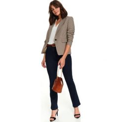ELEGANCKA BLUZKA DAMSKA. Białe bluzki damskie Top Secret, w koronkowe wzory, z koronki, eleganckie, z dekoltem w serek, z krótkim rękawem. Za 89,99 zł.