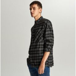 Koszula oversize w kratę - Czarny. Czarne koszule męskie Cropp, s, bez wzorów, bez kołnierzyka, bez rękawów. W wyprzedaży za 29,99 zł.