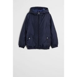 Mango Kids - Kurtka Rui 110-164 cm. Czarne kurtki chłopięce Mango Kids, bez wzorów, z poliesteru, krótkie, z kapturem. Za 89,90 zł.