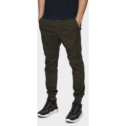 Spodnie miejskie męskie SPMC300 - khaki. Brązowe spodnie męskie xl, z bawełny. Za 149,99 zł.