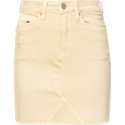 Spódnica jeansowa Tommy Jeans DW0DW06876. Żółte spódniczki damskie Tommy Jeans, bez wzorów, z elastanu. W wyprzedaży za 209,00 zł.