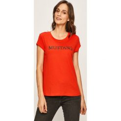 Mustang - T-shirt. Czerwone bluzki damskie Mustang, s, z nadrukiem, z bawełny, z okrągłym kołnierzem. W wyprzedaży za 49,90 zł.
