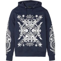 Bluza z kapturem i nadrukiem Slim Fit bonprix ciemnoniebieski z nadrukiem. Niebieskie bluzy męskie bonprix, s, z nadrukiem, z kapturem, bez rękawów, z kapturem. Za 109,99 zł.