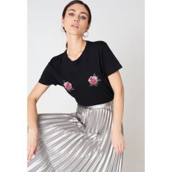NA-KD T-shirt z haftowanymi kwiatami Peony - Black. Czarne t-shirty damskie marki NA-KD, z haftami, z kwadratowym dekoltem. W wyprzedaży za 70,67 zł.