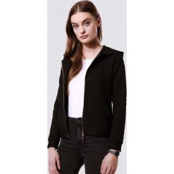 Czarna Bluza Thunderbolt. Czarne bluzy damskie marki Born2be, xl, bez wzorów, z dzianiny, bez rękawów, z kapturem. Za 69,99 zł.
