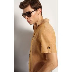 KOSZULA KRÓTKI RĘKAW MĘSKA SLIM FIT. Brązowe koszule męskie Top Secret, na zimę, m, bez wzorów, z bawełny, bez kołnierzyka, z krótkim rękawem. W wyprzedaży za 39,99 zł.