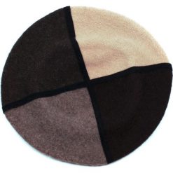 Beret damski Cztery pory roku beżowo czarny. Brązowe berety damskie marki Art of Polo. Za 42,47 zł.