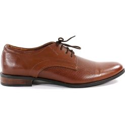 PÓŁBUTY WIZYTOWE MOR QOM99 BRĄ. Buty wizytowe męskie MOREK, ze skóry, bez zapięcia. Za 159,00 zł.