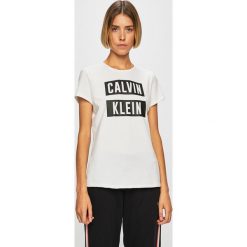 Calvin Klein Performance - Top. Białe bluzki damskie Calvin Klein Performance, s, z nadrukiem, z elastanu, z okrągłym kołnierzem. W wyprzedaży za 149,90 zł.