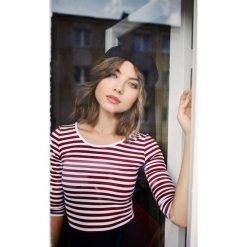 Bluzka Lovoa w biało-bordowe paski XXS bordo. Czerwone bluzki damskie marki Marie Zélie, s, w paski, z elastanu, z dekoltem na plecach, bez rękawów. W wyprzedaży za 76,20 zł.