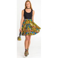 SUKIENKA VERSACE JEANS COUTURE. Czarne sukienki damskie Versace Jeans Couture, na co dzień, bez wzorów, z jeansu, z okrągłym kołnierzem, bez rękawów, proste. Za 1294,30 zł.