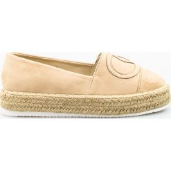 Espadryle na plecionej platformie beżowe (38). Brązowe espadryle damskie Estetino, bez wzorów, z zamszu, bez obcasa, na platformie. Za 79,00 zł.