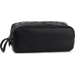 Kosmetyczka GUESS - Dan HM6841 PL201 BLA. Czarne kosmetyczki męskie Guess, z aplikacjami, ze skóry ekologicznej. Za 359,00 zł.