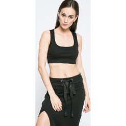 Missguided - Top By Jordan Dunn. Czarne topy damskie marki Missguided, z elastanu, z okrągłym kołnierzem. W wyprzedaży za 29,90 zł.