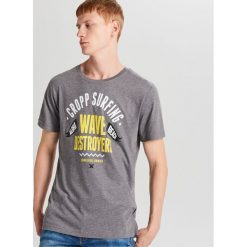 Koszulka Jasny szary. Szare koszulki męskie Cropp, s, bez wzorów, bez kołnierzyka, bez rękawów. W wyprzedaży za 14,99 zł.