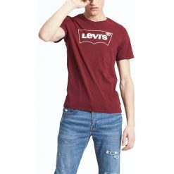 Levi's Housemark Graphic Koszulka Czerwony. Czerwone podkoszulki męskie s, z nadrukiem, z bawełny, krótkie. Za 137,95 zł.