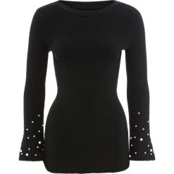 Sweter z rozkloszowanymi rękawami i perełkami bonprix czarny. Czarne swetry klasyczne damskie bonprix, z dzianiny. Za 99,99 zł.