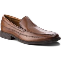 Półbuty CLARKS - Tilden Free 261300987 Dark Tan Leather. Pomarańczowe buty wizytowe męskie Clarks, bez wzorów, ze skóry ekologicznej, eleganckie, bez zapięcia. W wyprzedaży za 199,00 zł.