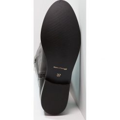 KG by Kurt Geiger VOLT Muszkieterki black. Czarne kozaki damskie skórzane marki KG by Kurt Geiger. W wyprzedaży za 991,20 zł.