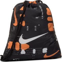 Plecak NIKE - BA6388 010 Czarny. Czarne plecaki męskie Nike, bez wzorów, z materiału, sportowe. Za 79,00 zł.