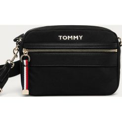 Tommy Hilfiger - Torebka. Czarne listonoszki damskie TOMMY HILFIGER, w paski, ze skóry ekologicznej, na ramię, małe, bez dodatków. Za 359,90 zł.