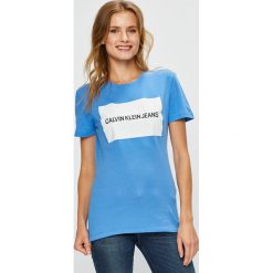 Calvin Klein Jeans - Top. Niebieskie bluzki damskie Calvin Klein Jeans, s, z nadrukiem, z bawełny, z okrągłym kołnierzem. W wyprzedaży za 129,90 zł.