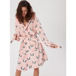 Pluszowy szlafrok w pandy - Różowy. Różowe szlafroki damskie Sinsay, bez wzorów, bez rękawów, bez kaptura. Za 59,99 zł.